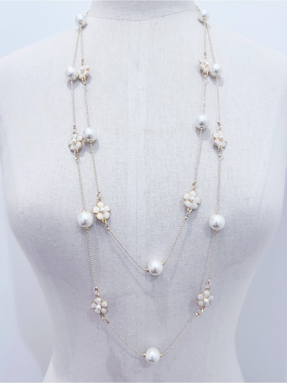 Faux pearl white camellia flower layered necklace double strand NWT - elegant